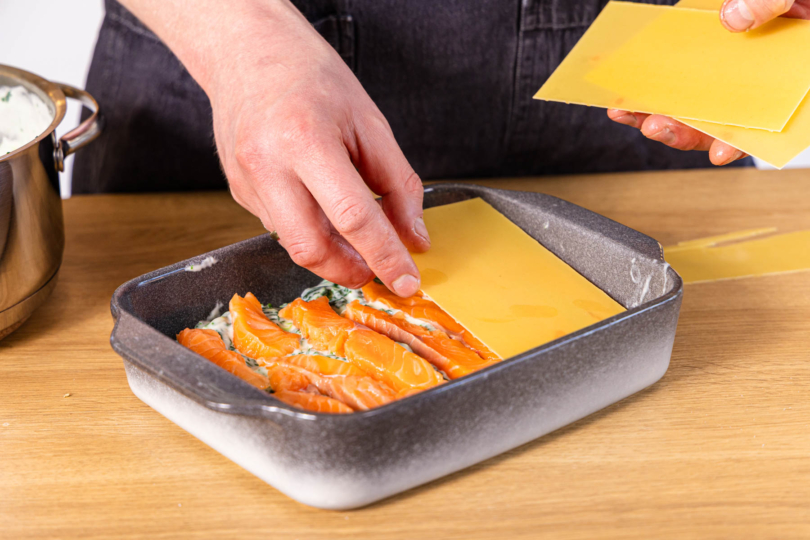Lasagneblätter auf Lachsschicht legen