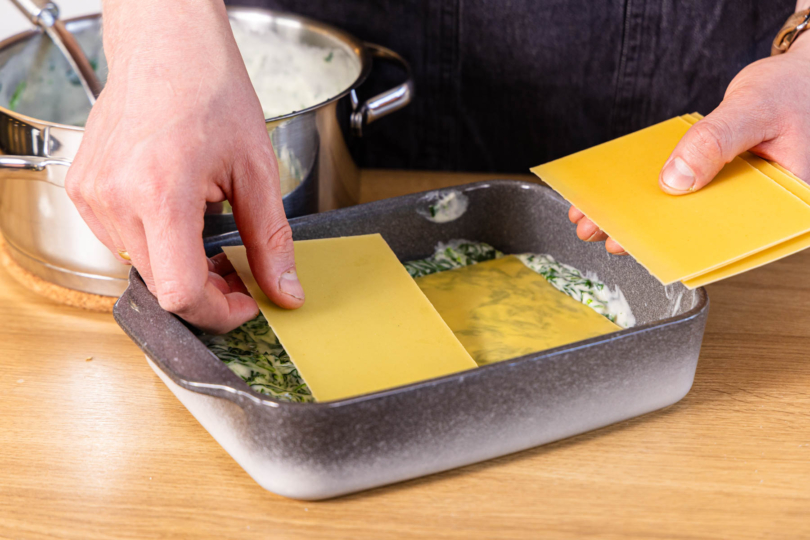 Lasagneblätter auf die Spinatsauce geben