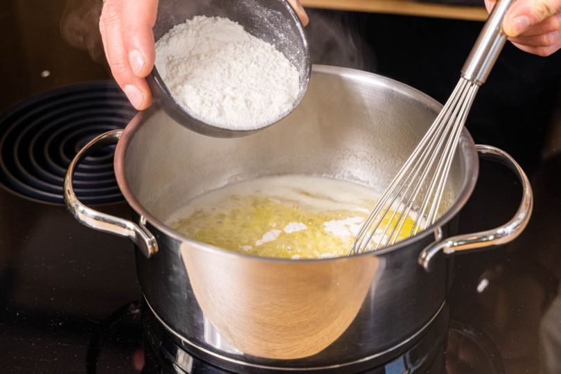 Mehl zur geschmolzenen Butter geben