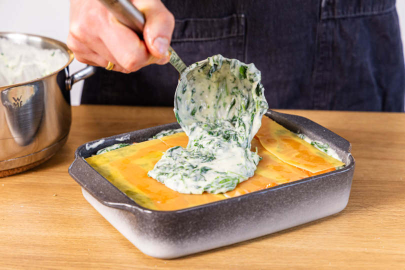 Schichten mit Spinatsauce abschließen