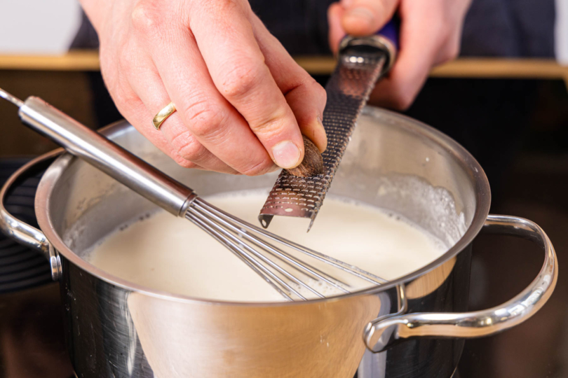 Bechamelsauce mit Muskanuss würzen