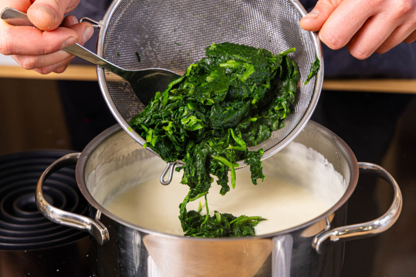 Spinat zur Bechamelsauce geben
