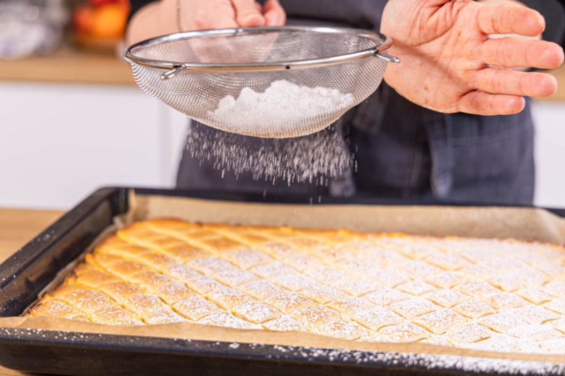 Stepdeckekuchen mit Puderzucker bestäuben