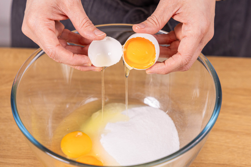 Eier zum Zucker geben