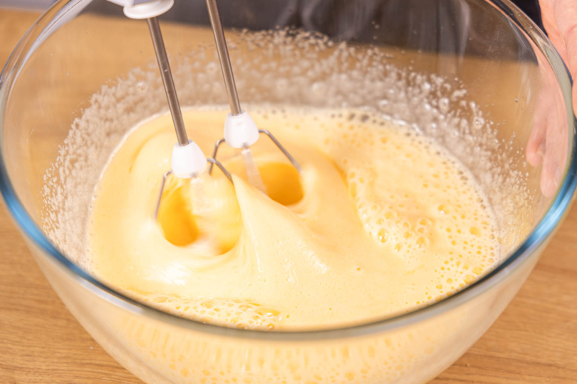 Zucker-Ei-Masse verrühren