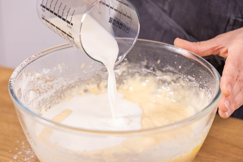 Milch zum Teig geben