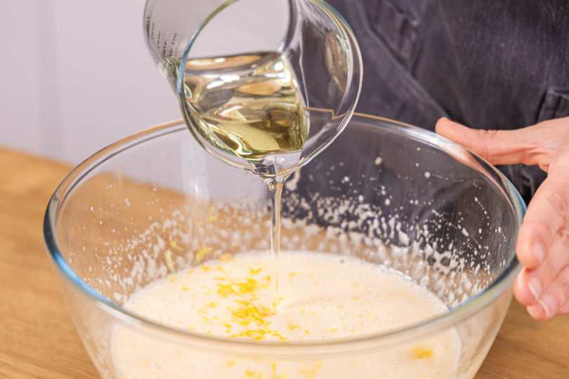 Öl zum Teig gießen