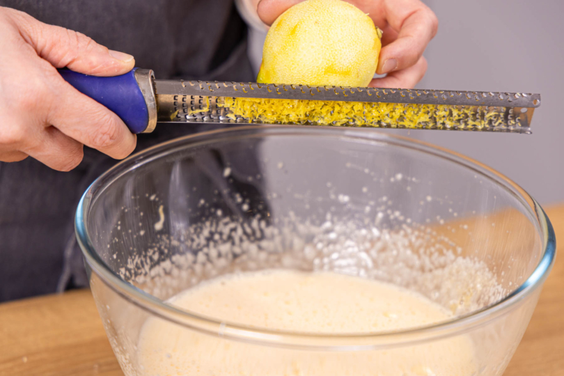 Zitronenschale zum Teig reiben