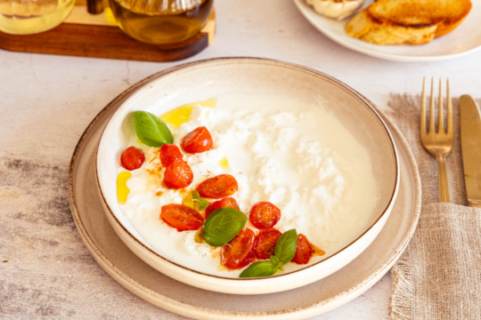 Stracciatella di Burrata mit Romaten und Olivenöl