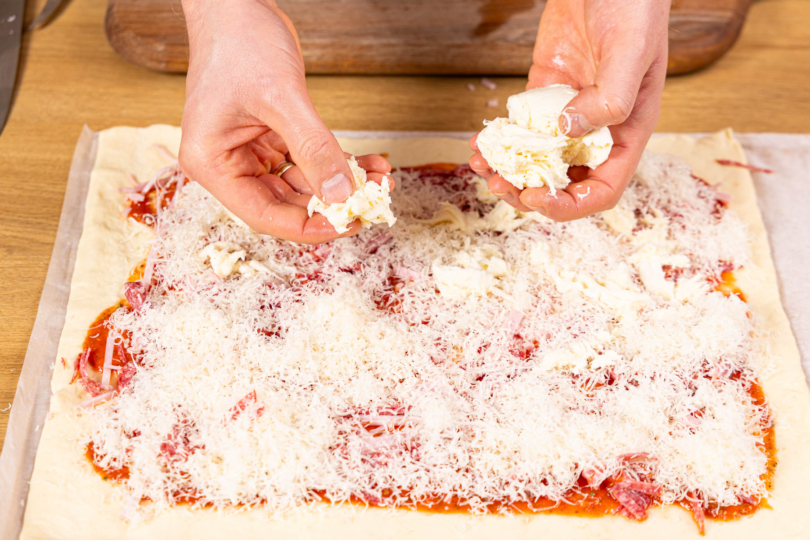 Käse darüber verteilen