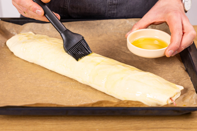 Stromboli mit Öl einstreichen und backen