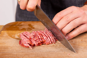 Salami und Schinken in Streifen schneiden