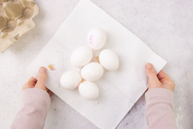 Ausgeblasene Eier auf Küchenpapier abtropfen