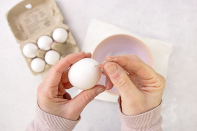 Bruchkante in Eierschale stechen