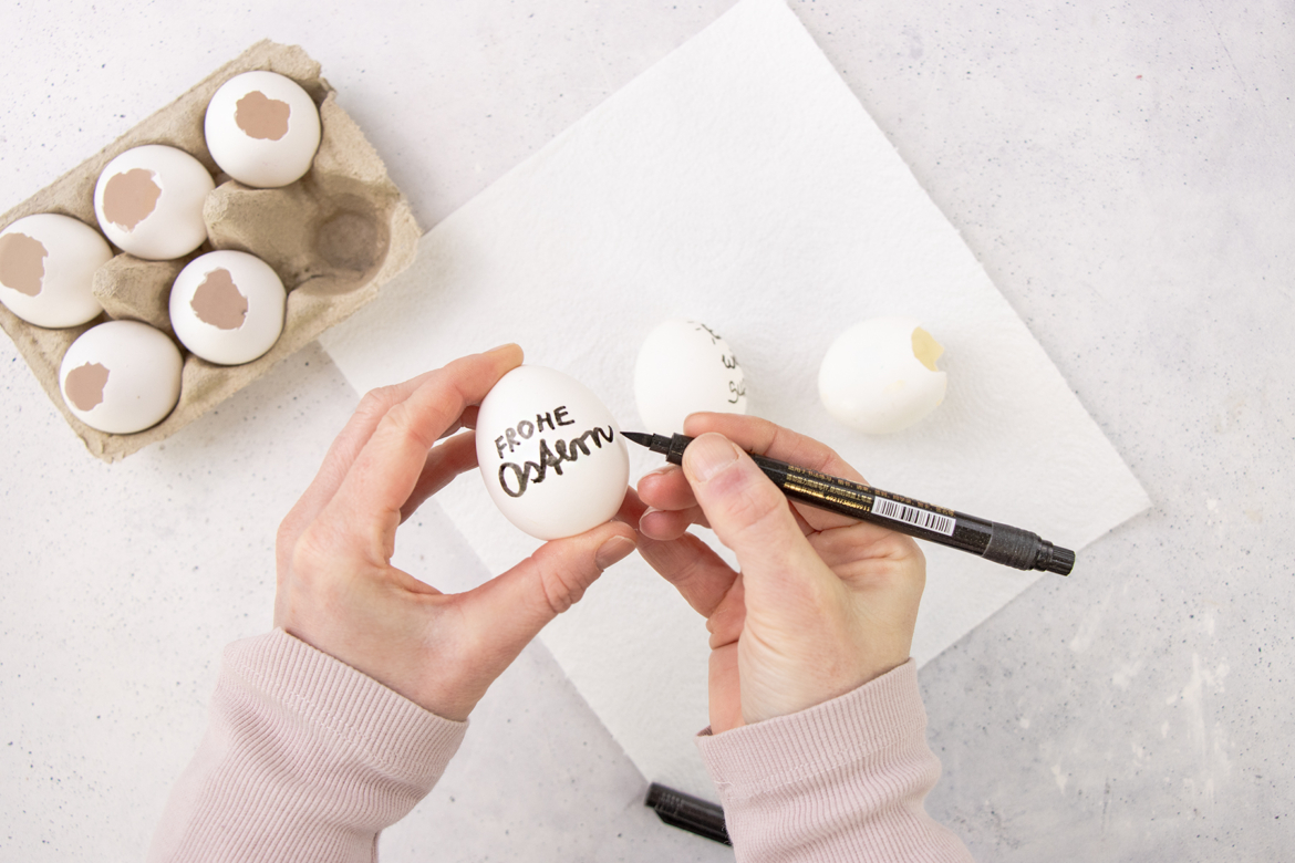 ausgeblasene Eier beschriften und bemalen
