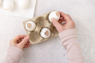 Eierkarton mit ausgeblasenen Eiern befüllen