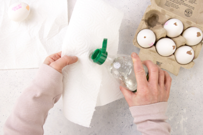 Essigessenz wird auf Küchenpapier getropft