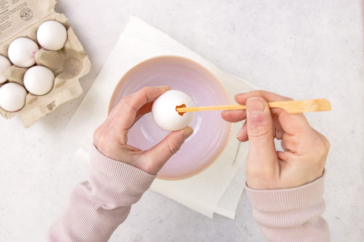 Eimasse mit einem Holzstab verquirlen