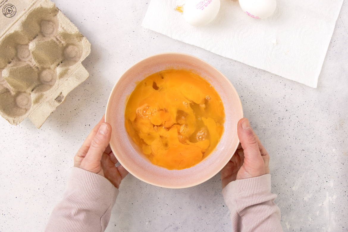 Ausgeblasene Eiermasse - Eigelb und Eiweiß in einer Schale