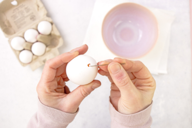 Loch in Eierschale mit Nähnadel vergrößern