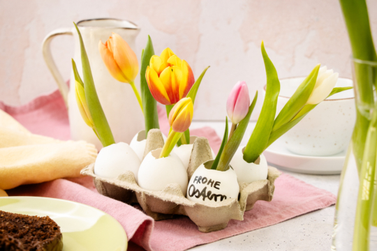 Vase aus Eierschalen basteln - Tischdeko Ostern