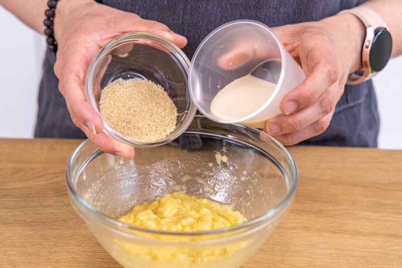 Zucker und Milch dazugeben