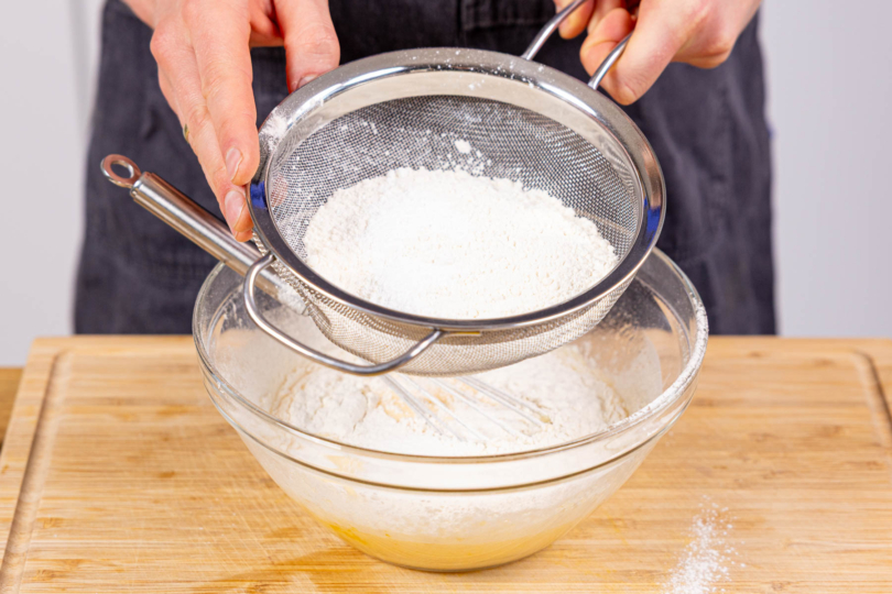 Mehl einsieben