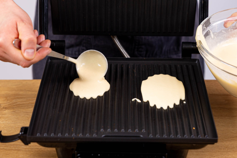 Teig portionsweise im Kontaktgrill ausbacken