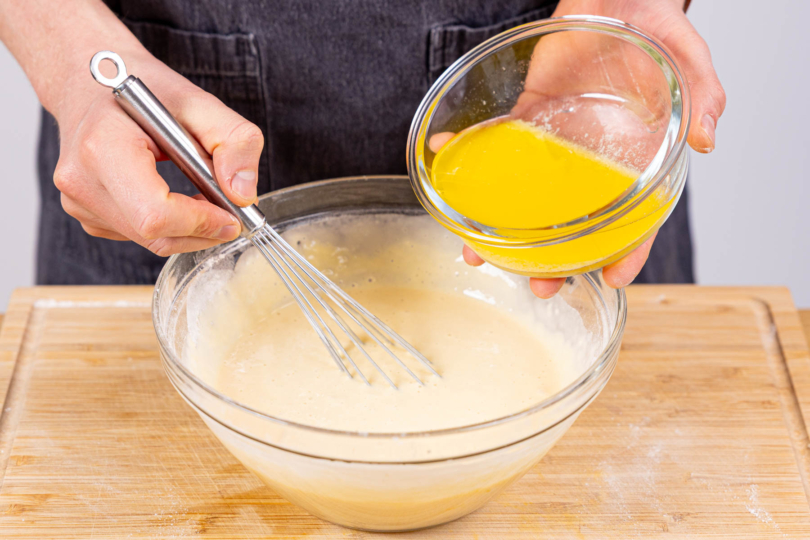 Warme Butter unter den Teig rühren