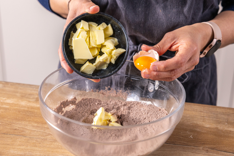 Ei und Butter dazugeben