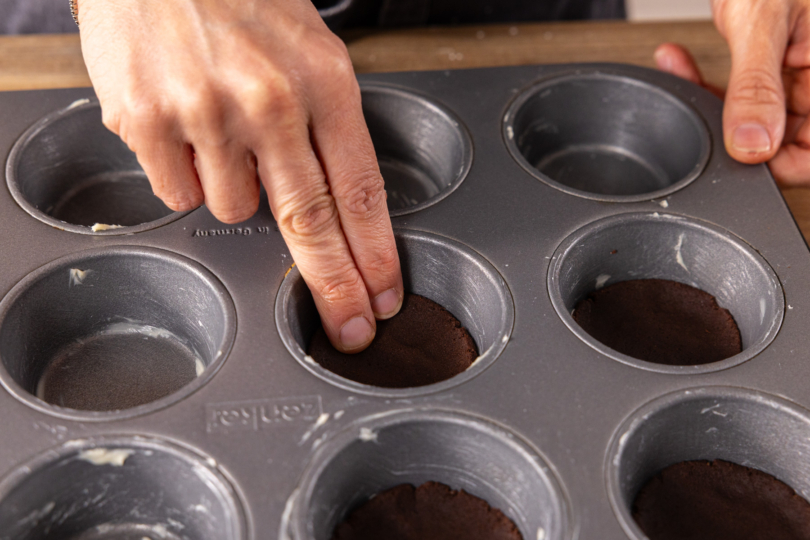 Teig in der Form andrücken