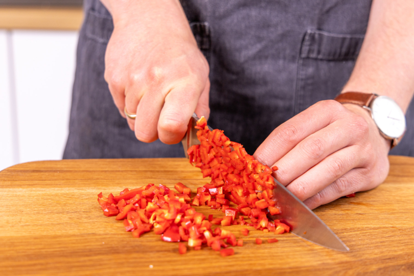 Paprika würfeln
