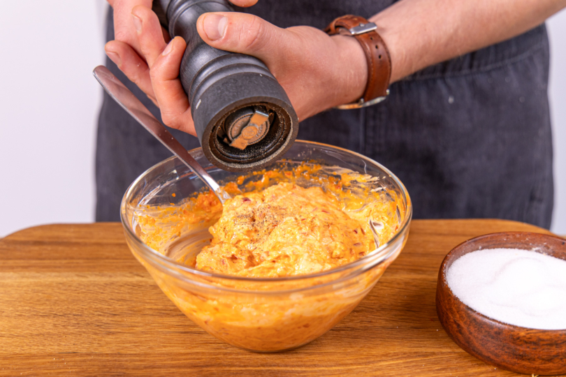 Ajvar Frischkäse Dip würzen