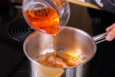 Aperol und Prosecco in Gelatine einrühren