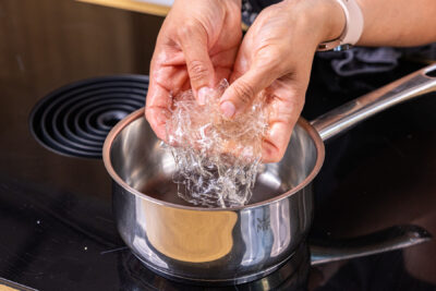 Gelatine ausdrücken und schmelzen