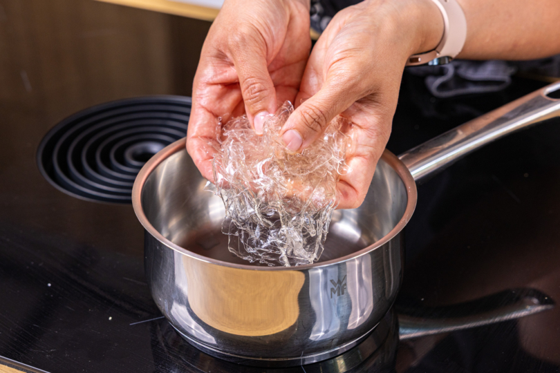 Gelatine ausdrücken und schmelzen