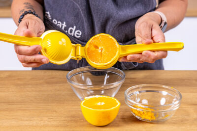 Orange abreiben und auspressen