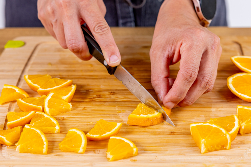 Orangen für Dekoration zuschneiden