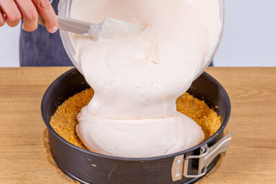 Tortencreme in die Springform füllen