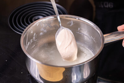 Tortencreme esslöffelweise in Gelatine einrühren