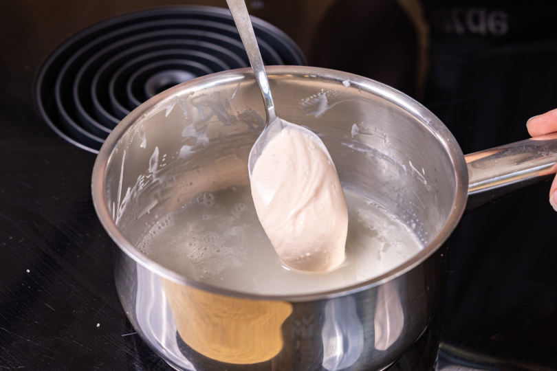 Tortencreme esslöffelweise in Gelatine einrühren