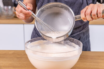 Gelatinecreme und Tortencreme vermengen