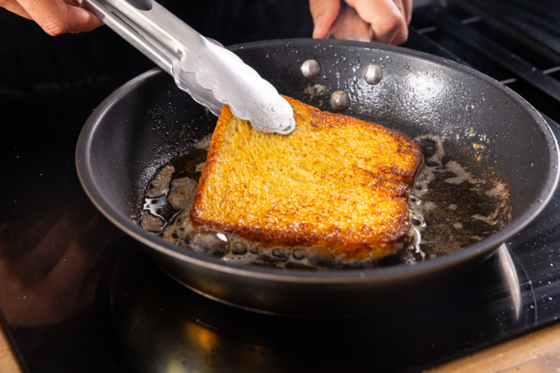 Armer Ritter nach DDR Rezept in der Pfanne ausbacken
