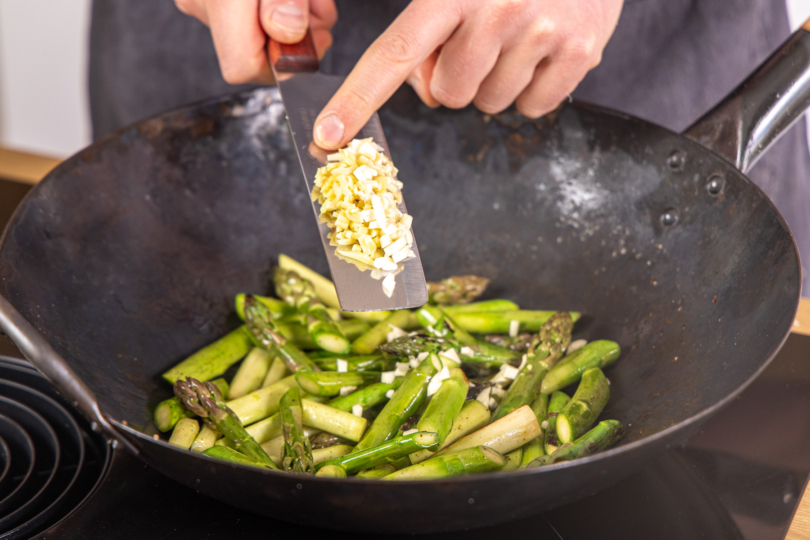Knoblauch und Ingwer dazugeben