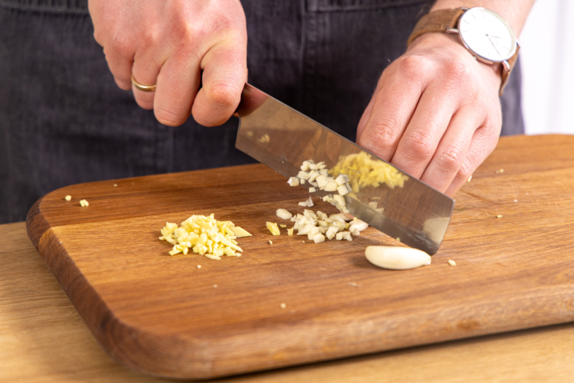 Knoblauch und Ingwer hacken