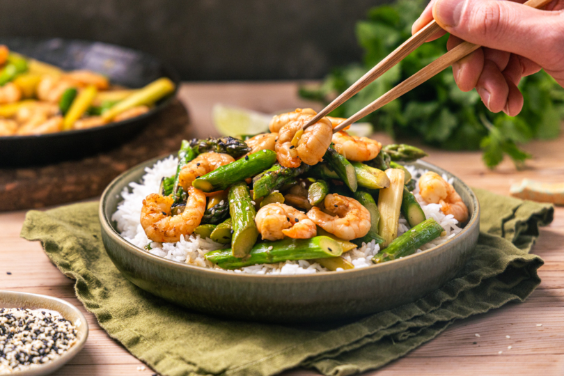 Asiatische Garnelenpfanne mit grünem Spargel