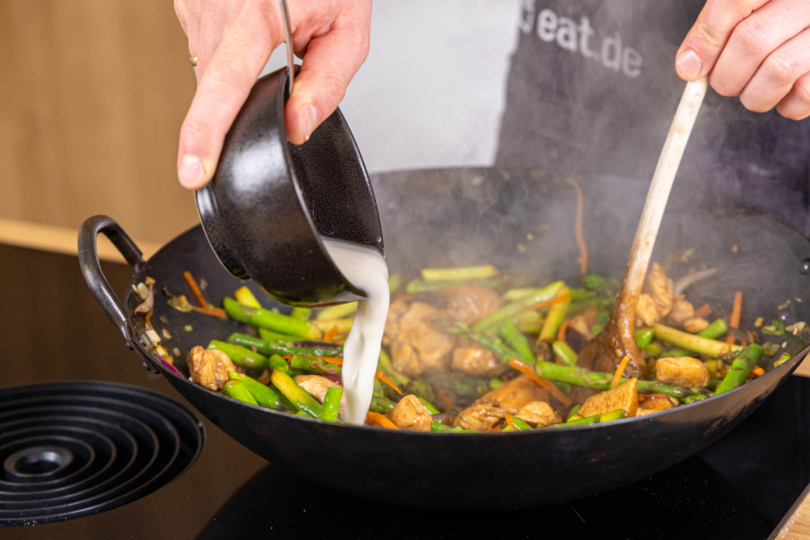 Asaitische Wok-Pfanne andicken