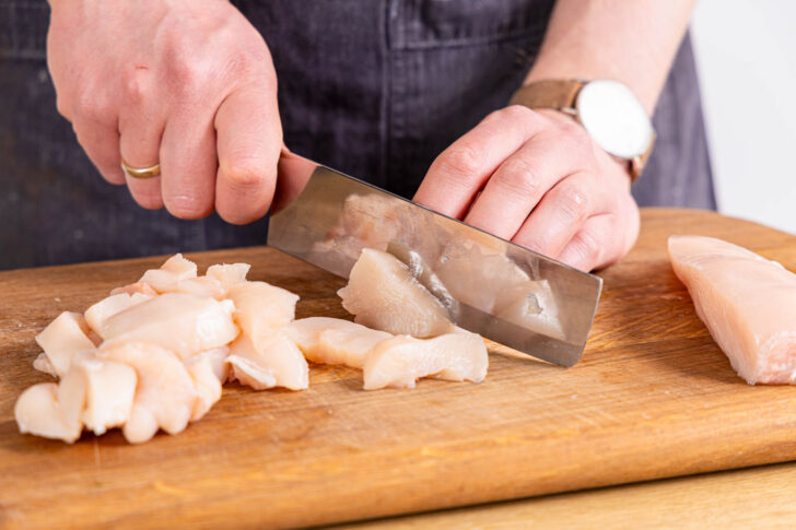 Fleisch schneiden für asiatische Wok Pfanne