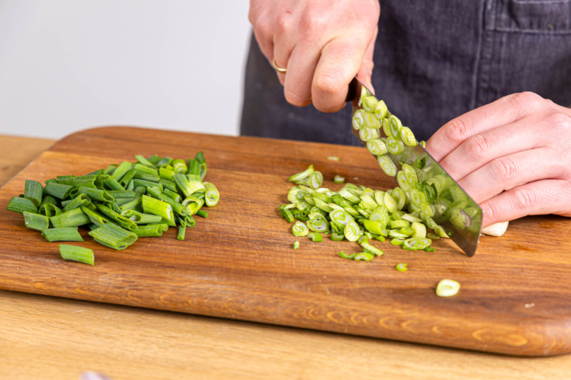 Frühlingszwiebeln schneiden