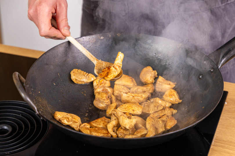 Hähnchen im Wok anbraten